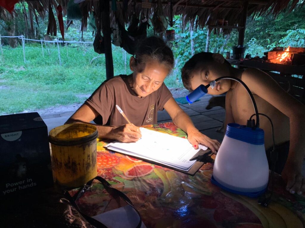 Comunidades sem energia elétrica recebem lâmpadas solares no Pará