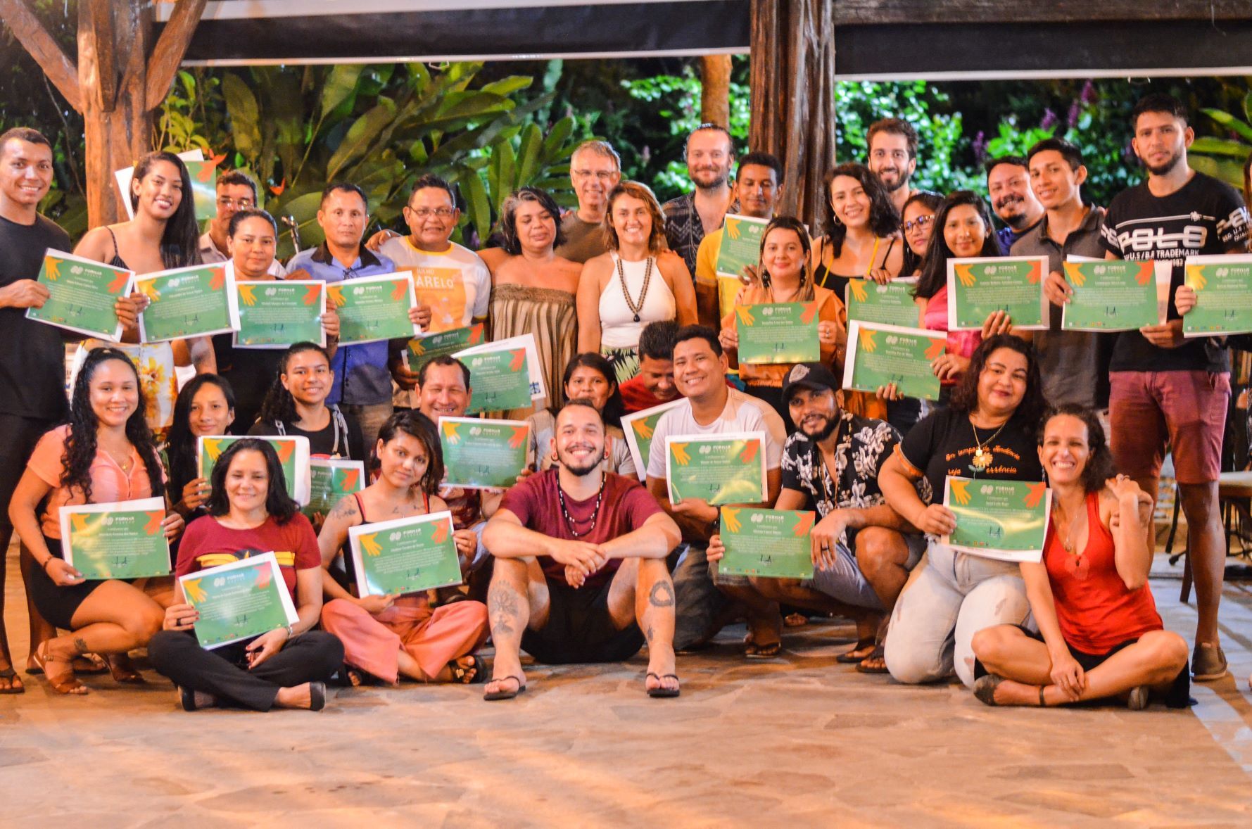 Course participants from Formar Gestão celebrate the certificate delivery in 2022