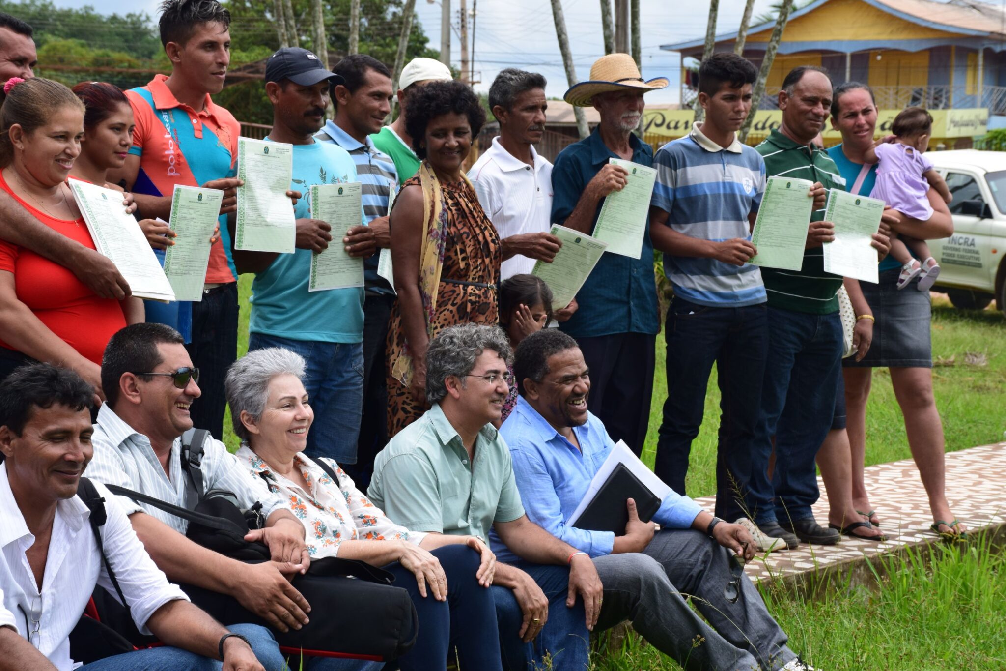 Equipe do IEB celebra entrega de títulos de terra a parceiros