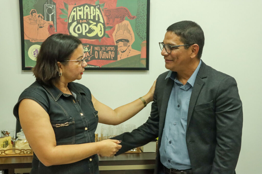 Secretária de Meio Ambiente do Amapá, Taísa Mara Morais Mendonça, e o coordenador executivo do IEB, Manuel Amaral, durante assinatura do acordo de cooperação com foco no manejo florestal comunitário e familiar